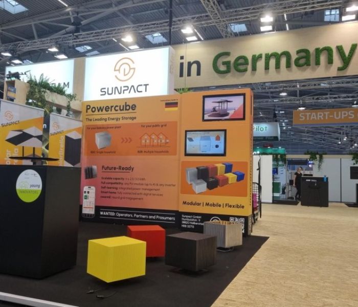 Der SunPact-Stand auf der Intersolar 2024 mit dem PowerCube in den (Foto: Sunpact GmbH)